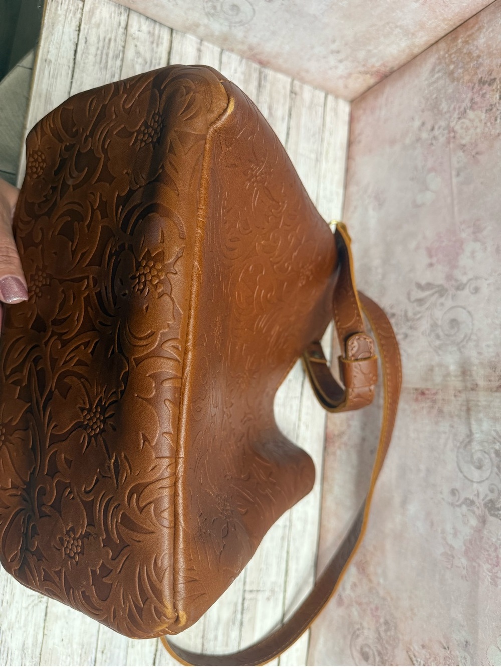 Portland Leather Butterfly Bucket Bag crossbody - Picture 4 of 5